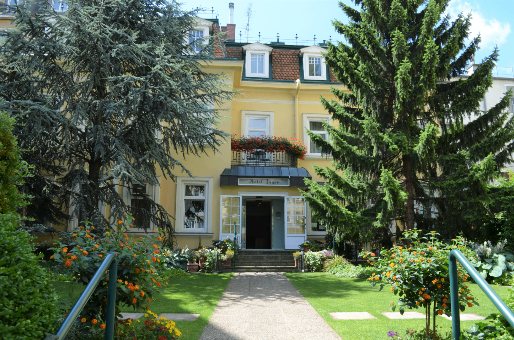Hotel Jäger Wien — Fassade mit Garten